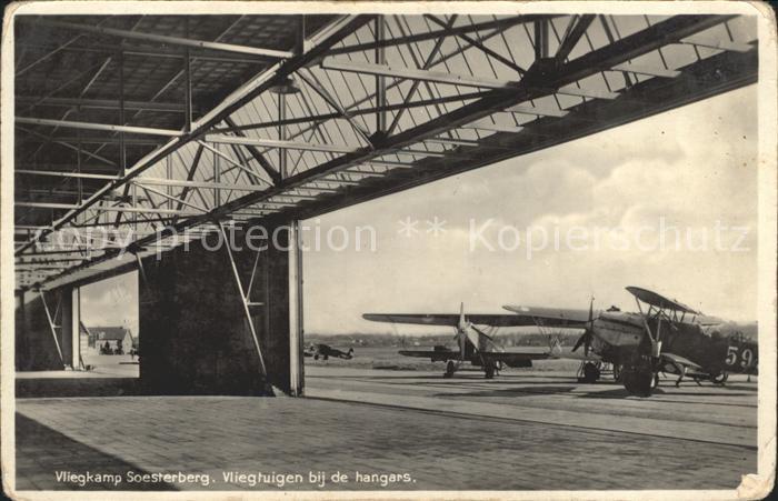 Soesterberg Vlieghuigen bij de hangars
