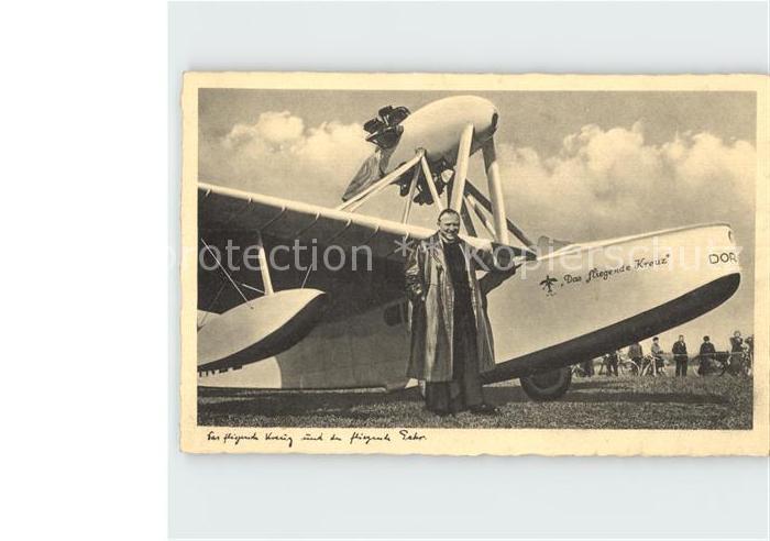 Berlin Das fliegende Kreuz mit dem fliegenden Pater