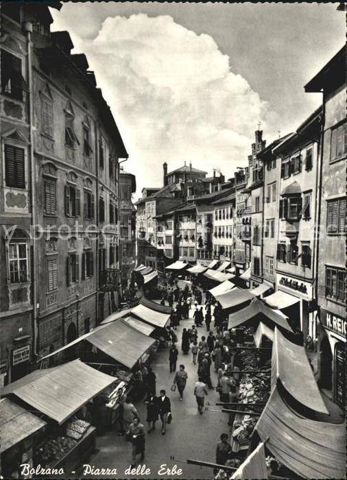 Bolzano Piazza delle Erbe Gemuesemarkt