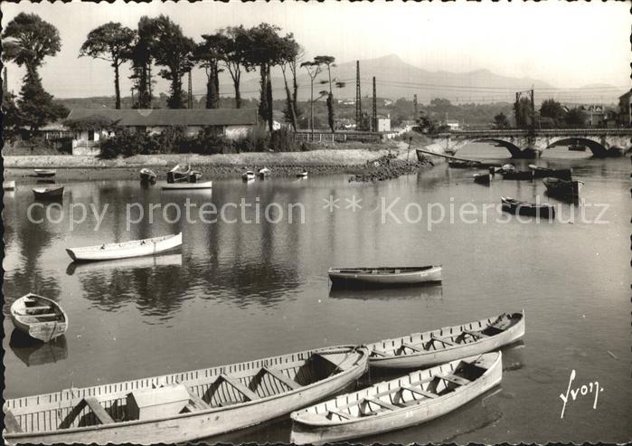 Saint-Jean-de-Luz La Nivelle Bateaux au fond Massif de la