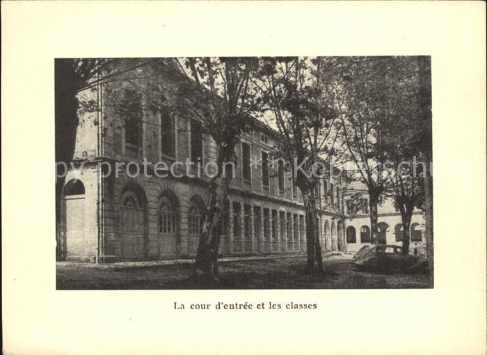 Sainte-Foy-la-Grande La cour entree classes