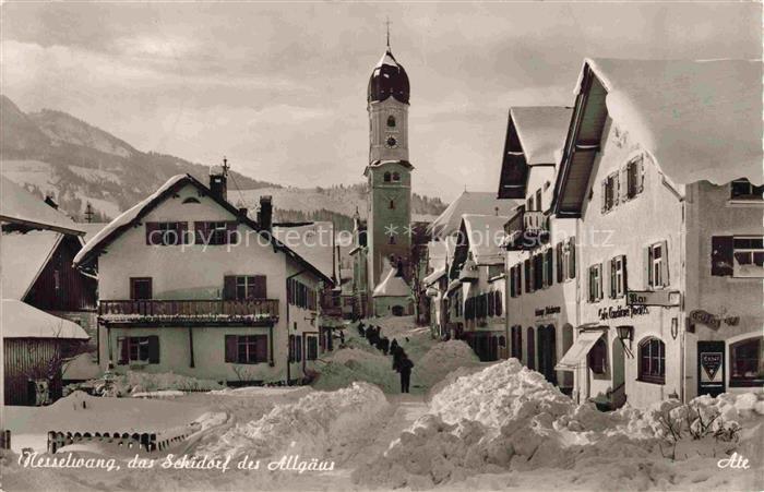 Nesselwang Allgaeu Bayern Dorfstrasse mit Alpspitze tiefverschneite Strassen