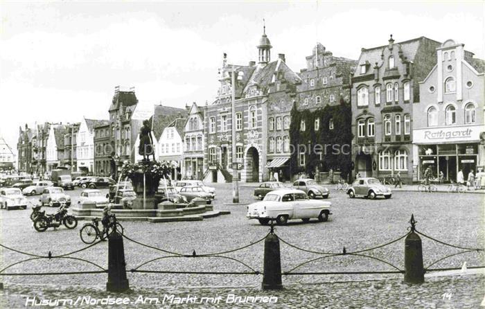 HUSUM  Nordfriesland Norsee Schleswig-Holstein Partie am Markt mit Brunnen