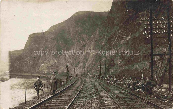 Bad Muenster am Stein Ebernburg Rheinland-Pfalz Soldaten warten an den Gleisen a