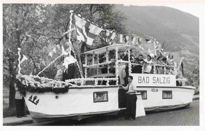 Bad Salzig Boppard Rheinland-Pfalz Festumzug geschmuecktes Boot
