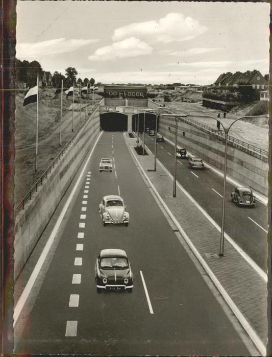 Rendsburg Schleswig-Holstein Strassentunnel unter Nord-Ostsee-Kanal Autos
