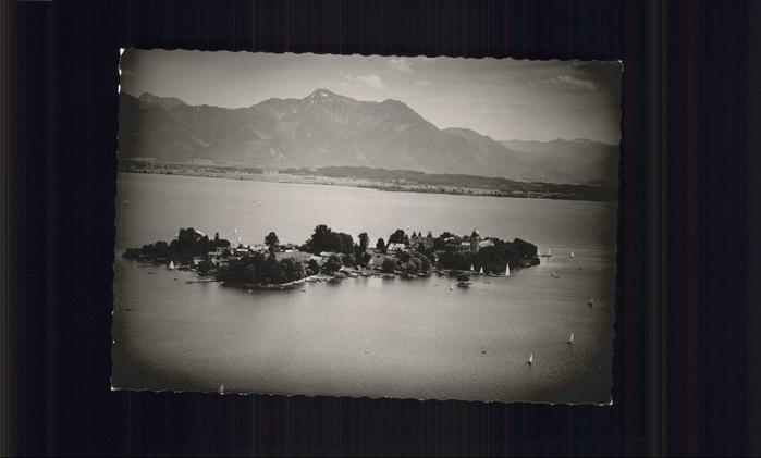 Chiemsee Bayern Fraueninsel mit Kloster Frauenwoerth Chiemgauer Alpen Fliegerauf