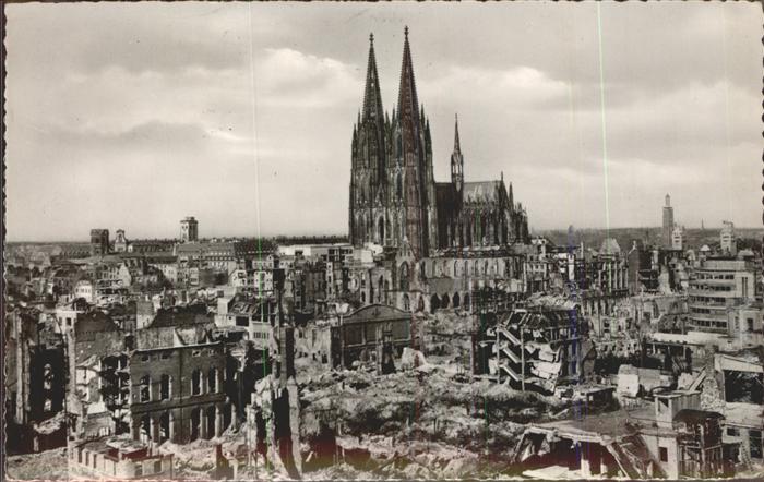 Koeln Rhein Dom und zerstörte Innenstadt