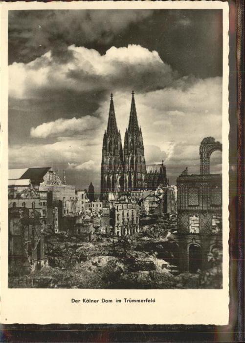 Koeln Rhein Dom im Trümmerfeld