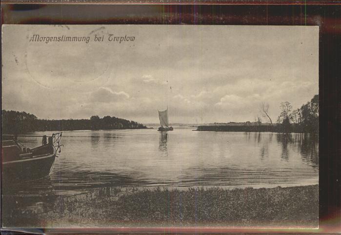 Treptow Berlin Morgenstimmung am Spreeufer Boot