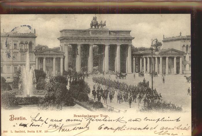 BERLIN  CITY Brandenburger Tor Parade Springbrunnen