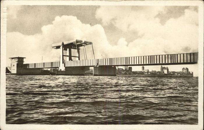 Stralsund Mecklenburg Vorpommern mittelaterliches Tor Klappbrücke Rügend