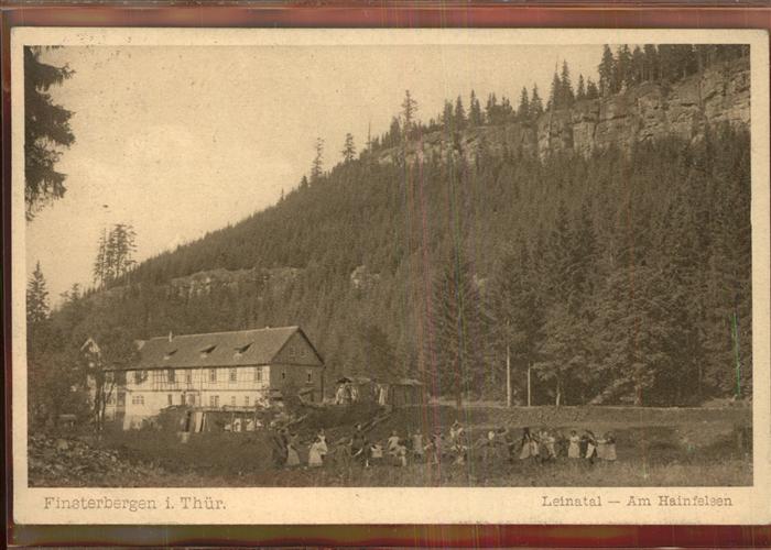 Finsterbergen Im Leinatal am Hainfelsen mit Schulkind