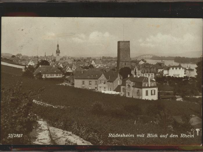 Ruedesheim Rhein Blick auf den Rhein mit Adlerturm