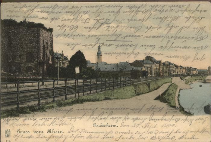 Ruedesheim Rhein Rheinstrasse mit Bahnstrecke