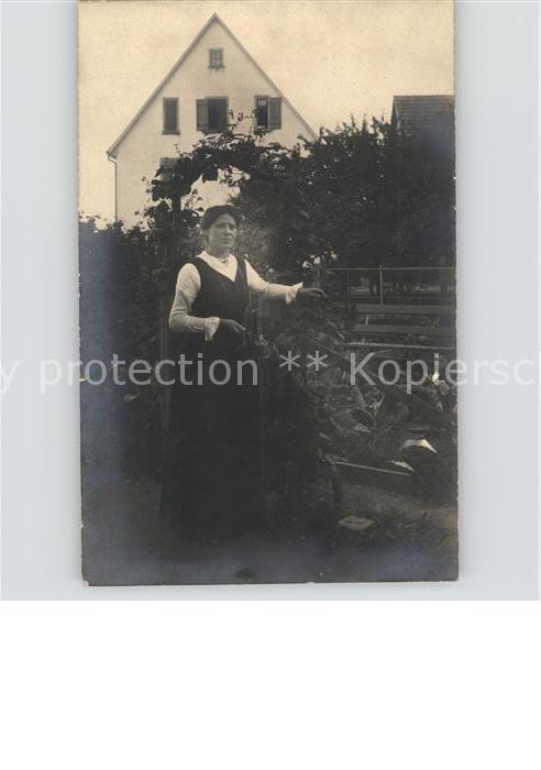 Derendingen  Tuebingen Frau am Gartenzaun