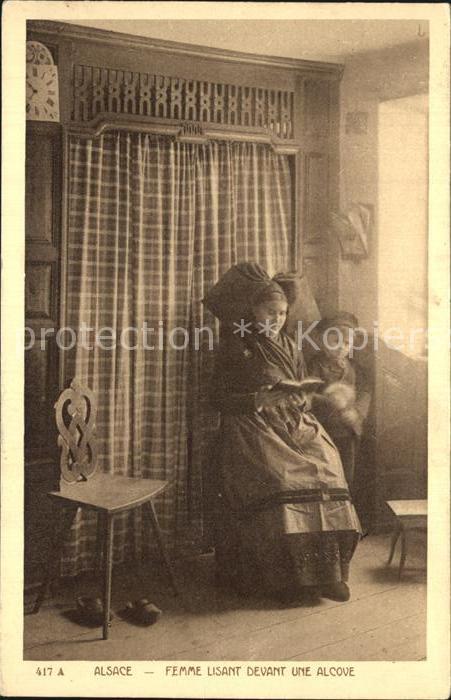 Trachten Alsace Femme lisant devant une Alcove