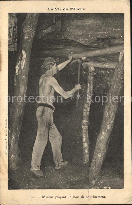 Bergbau Mining Mineur placant un bois de soutenement