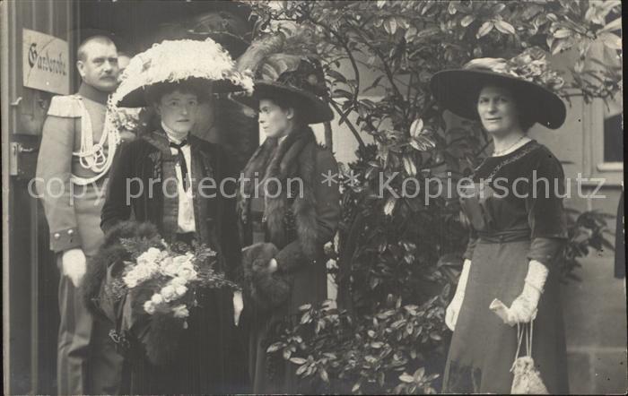 NueRNBERG  CITY Gruppenfoto mit Damen