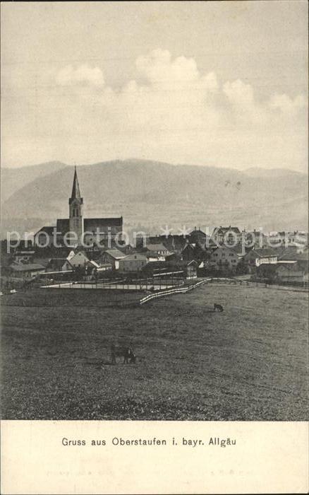 Oberstaufen Oberallgaeu Bayern Viehweide Blick zur Kirche