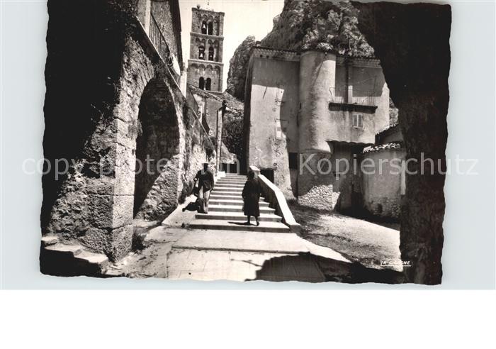 Moustiers-Sainte-Marie Ortspartie mit Kirche