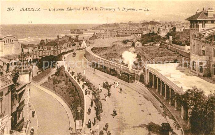 Biarritz Pyrenees Atlantiques Teilansicht mit Strassenbahn