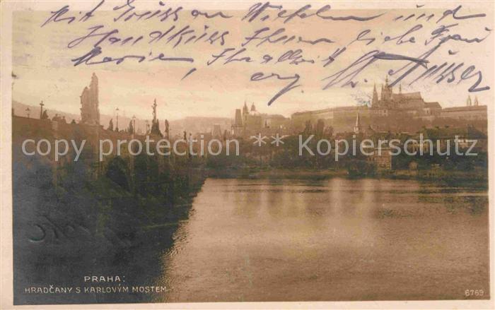 Praha Prahy Prague Hradcany s Karlovym Mostem Hradschin Prager Burg mit Karlsbru