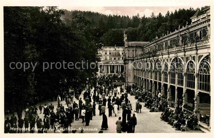 Marienbad Tschechien Boehmen Abend an der Kreuzbrunnen Kolonnade