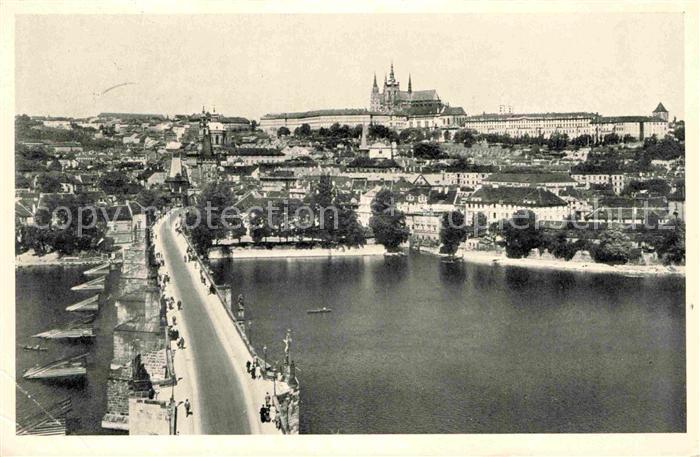 Prag Prahy Prague Hradcany a Karluv most Prager Burg Karlsbruecke Moldau
