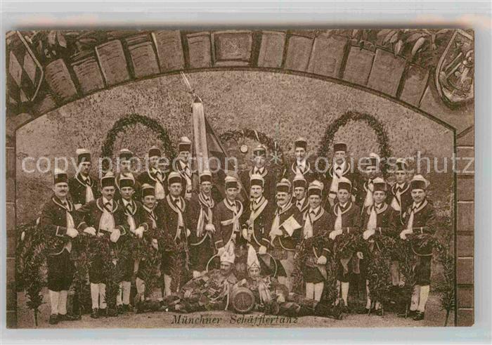Muenchen Bayern Schaefflertanz Fahnen Truppe