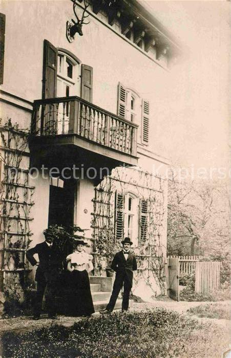 Muenchen Bayern Mann vor dem Haus