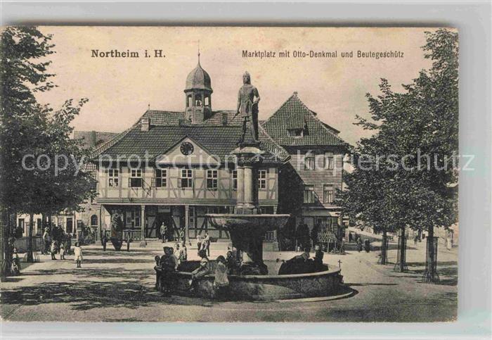 Northeim Marktplatz mit Otto Denkmal und Beutegeschuetz