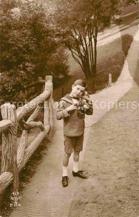 Foto AN Paris (Noyer) Nr. 2714 Kind Blumen