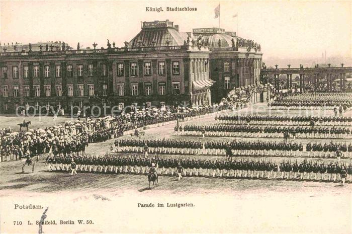 Potsdam Koenigliches Stadtschloss Parade im Lustgarten