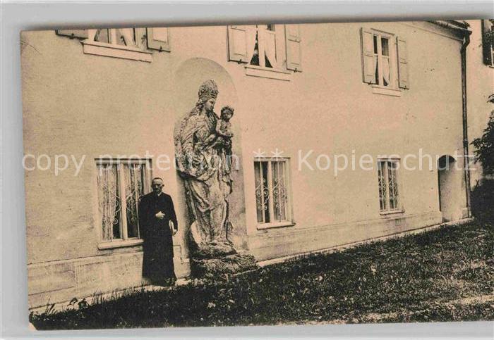 Frankfurt Main Gottesmutter mit Kind Pfarrer