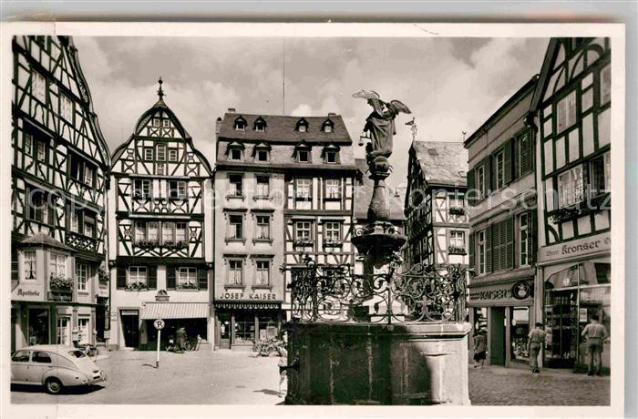 BERNKASTEL-KUES Berncastel Rheinland-Pfalz Marktplatz Brunnen