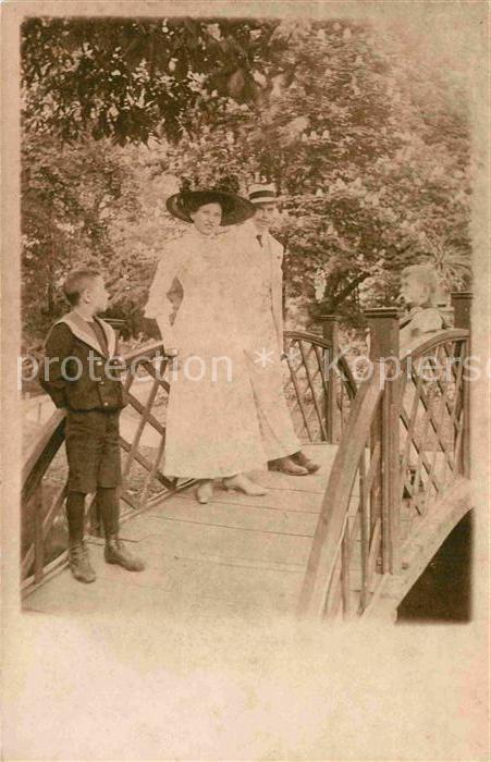 NueRNBERG  CITY Familie auf der Bruecke