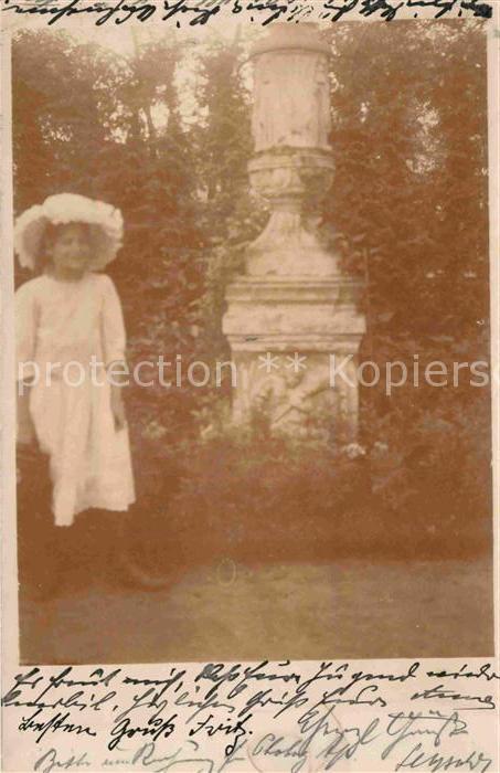 Fuerth Bayern Frau am Denkmal