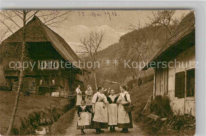 Wolfach Schwarzwaelder Familie mit Bauernhaus
