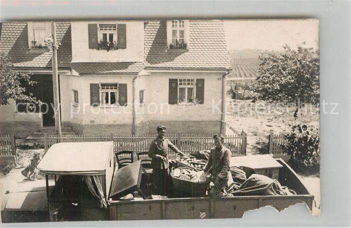 Gersthofen Maenner auf Lastkraftwagenpritsche