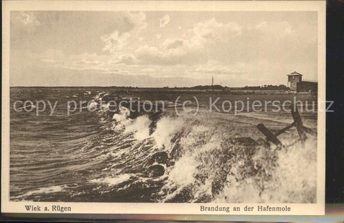 Wiek Ruegen Brandung an Hafenmole