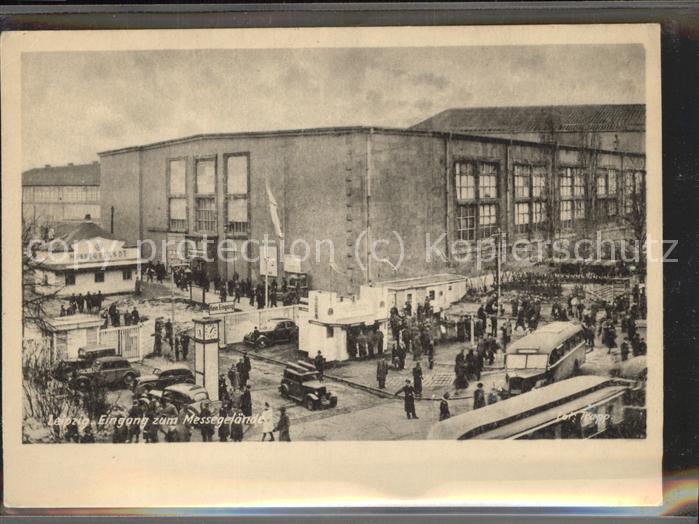 LEIPZIG Sachsen Messegelaende mit div.Oldtimerautos beim Eingang