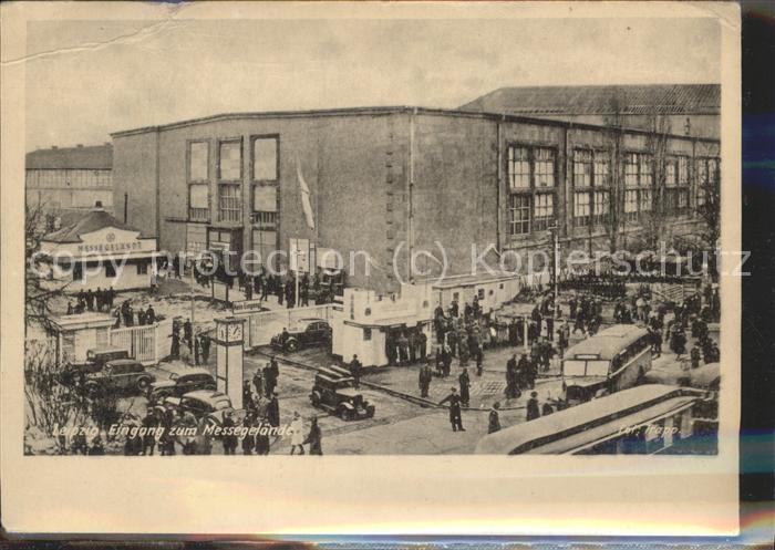 LEIPZIG Sachsen Eingang zum Messegelaende mit div.Oldtimer-Autos