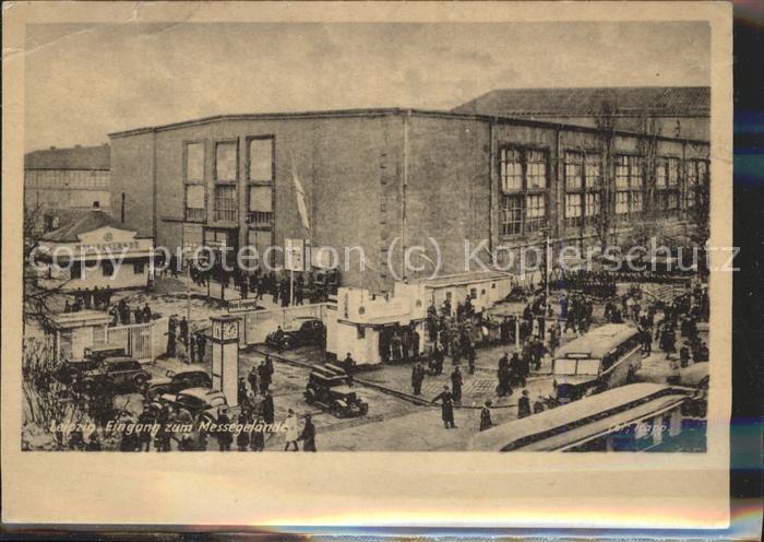 LEIPZIG Sachsen Eingang zum Messegelaende mit div.Oldtimer-Autos