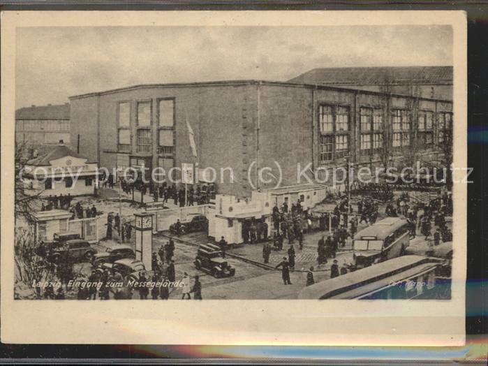 LEIPZIG Sachsen Eingang zum Messegelaende mit div.Oldtimerautos