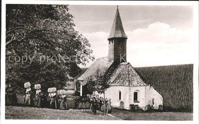 Koenigsfeld Schwarzwald Alte Buchenberger Kirche Frauen in Tracht