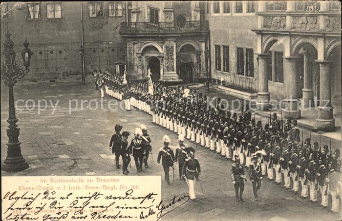 DRESDEN Elbe Ehrenkompanie Leib Gren-Regt No 100 angetreten im Schlosshof