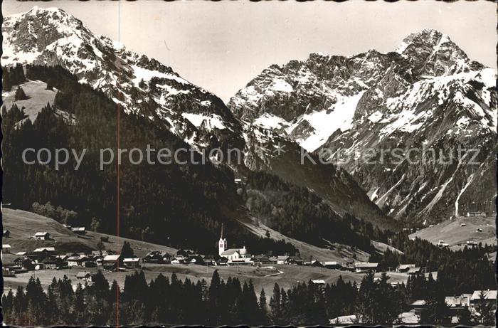 Riezlern Kleinwalsertal Vorarlberg mit Zwölferkopf Wiederstein und Bärenko