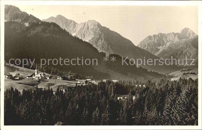 Riezlern Kleinwalsertal Vorarlberg mit Elfer Zwoelfer und Baerenkopf