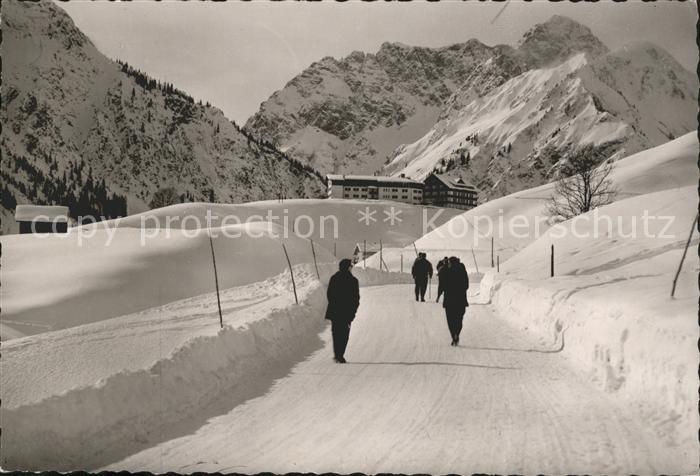 Mittelberg Kleinwalsertal Alpenkurhotel Wanderer